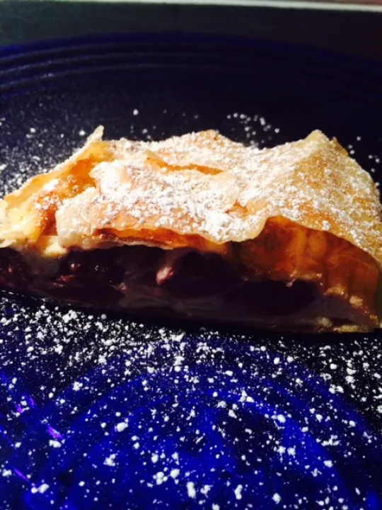 Kirsch Strudel mit Topfenfülle