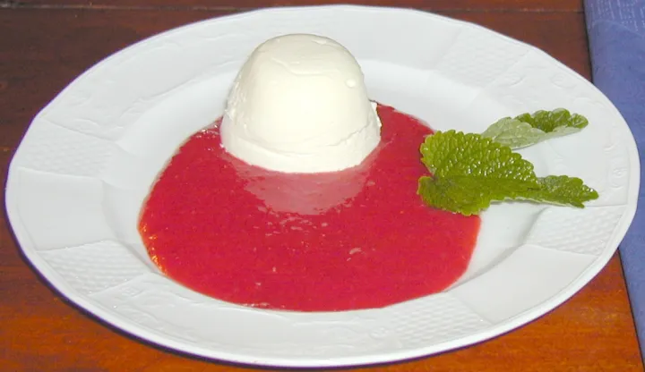 Topfencreme auf Erdbeerspiegel