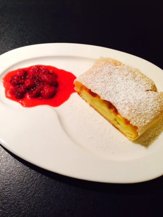 Topfenstrudel mit Fruchtsauce