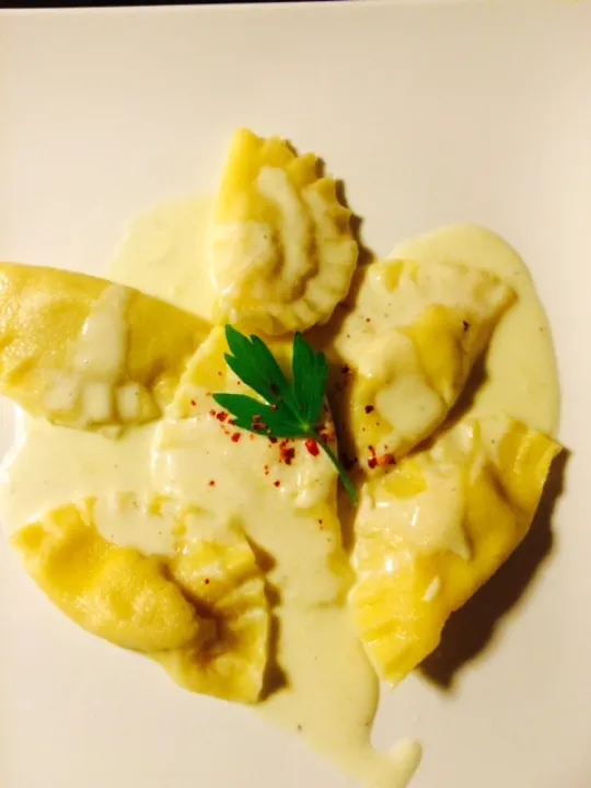 Ravioli mit Trüffel-Nuss-Ricotta Füllung