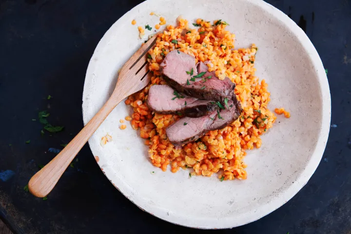 Wildschweinsteaks mit lauwarmen Specklinsen vom Weber Grill