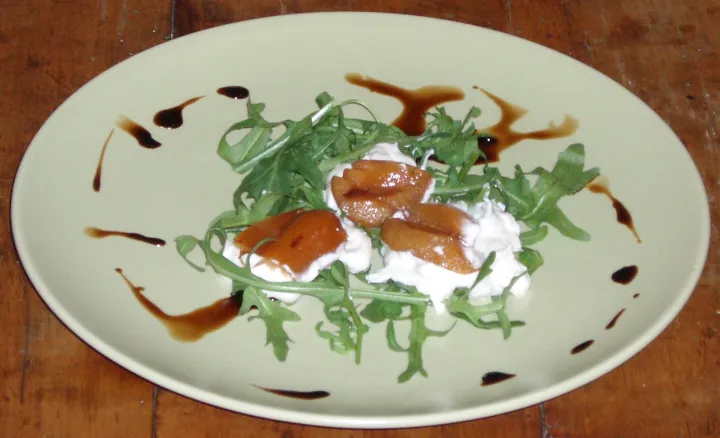 Ziegenfrischkäse mit Zwetschken auf Rucola