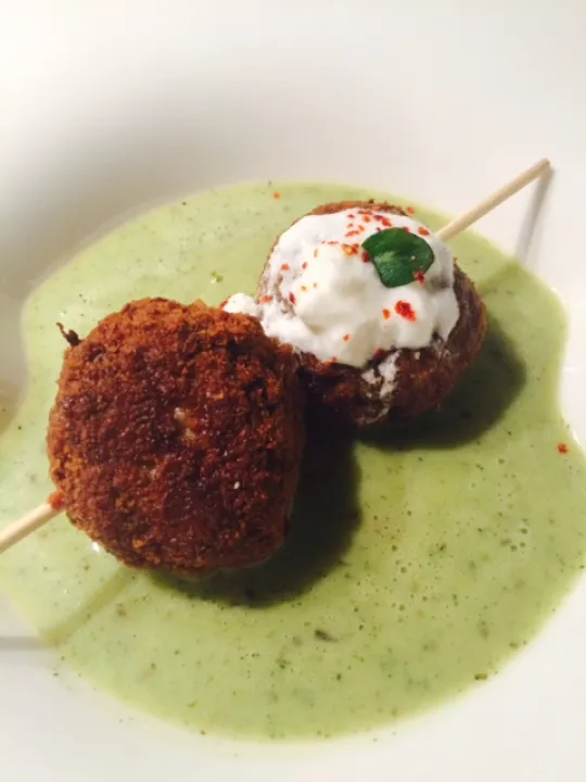 Zucchinisuppe mit Hackbällchen