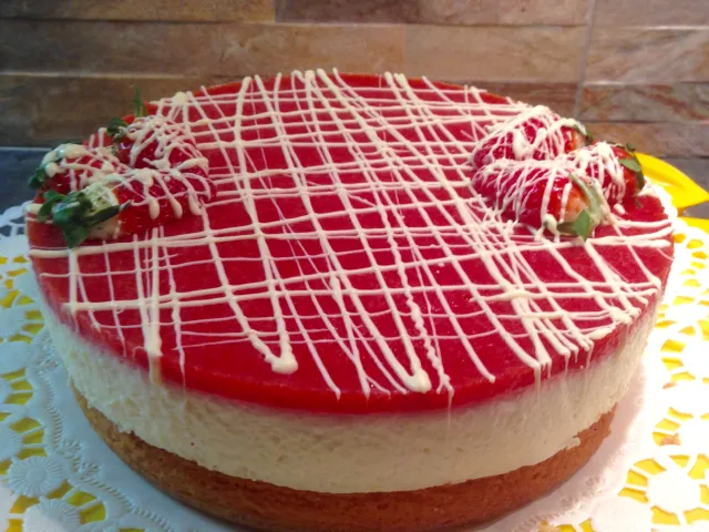 Topfentorte mit Erdbeerspiegel